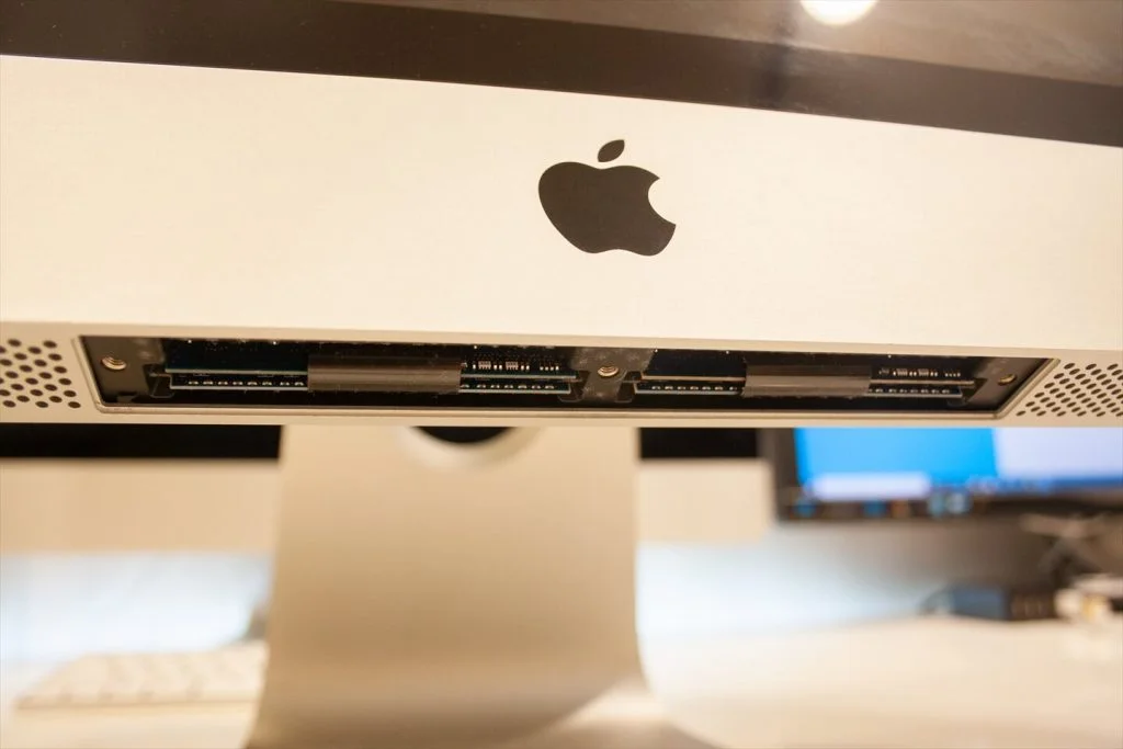 iMac (27-inch, Mid 2011)のメモリ増設、交換手順 – あの角を曲がれば