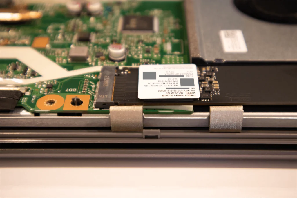 ASUS VivoBook 15 M515に取り付けられているSSDの下にある肉厚のサーマルパッド