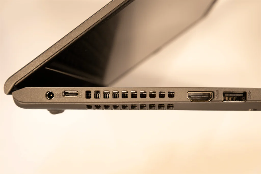 ASUS VivoBook 15 M515の左側面