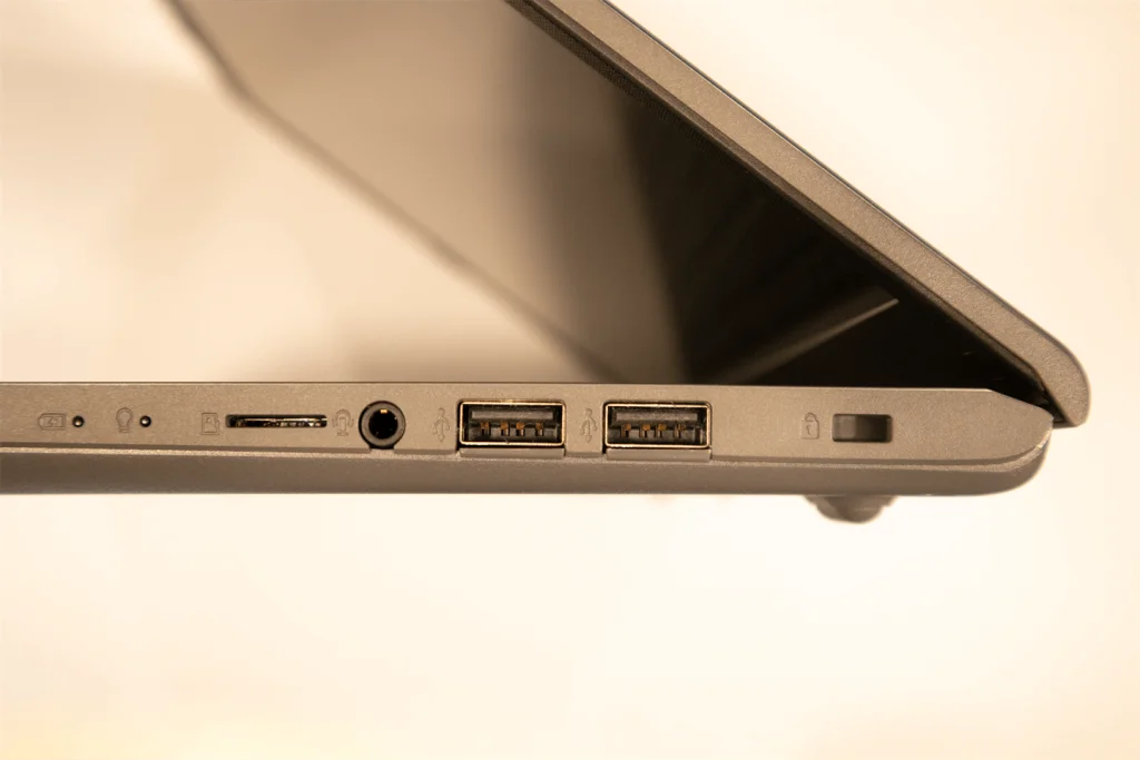 ASUS VivoBook 15 M515の右側面