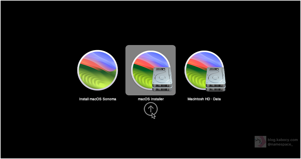 OpenCoreのブートピッカーで3つの項目が表示されている図(右から「Install macOS Sonoma」、「macOS Installer」、「Macintosh HD - Data」が表示されており、中央の「macOS Installer」を選択している図